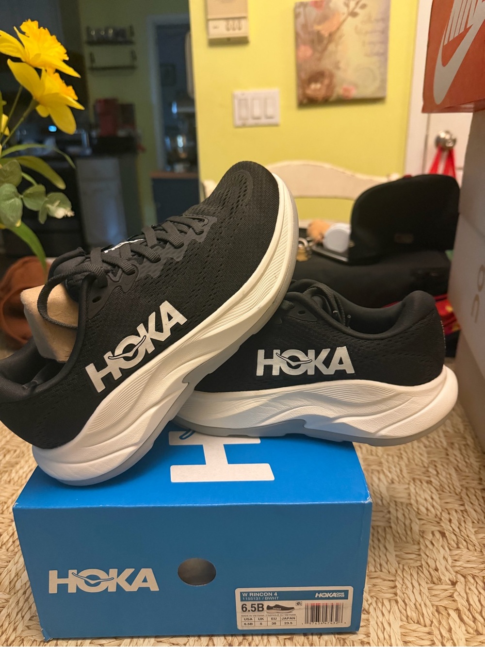 Hoka RINCON 4 SZ 7 woman new in box !!